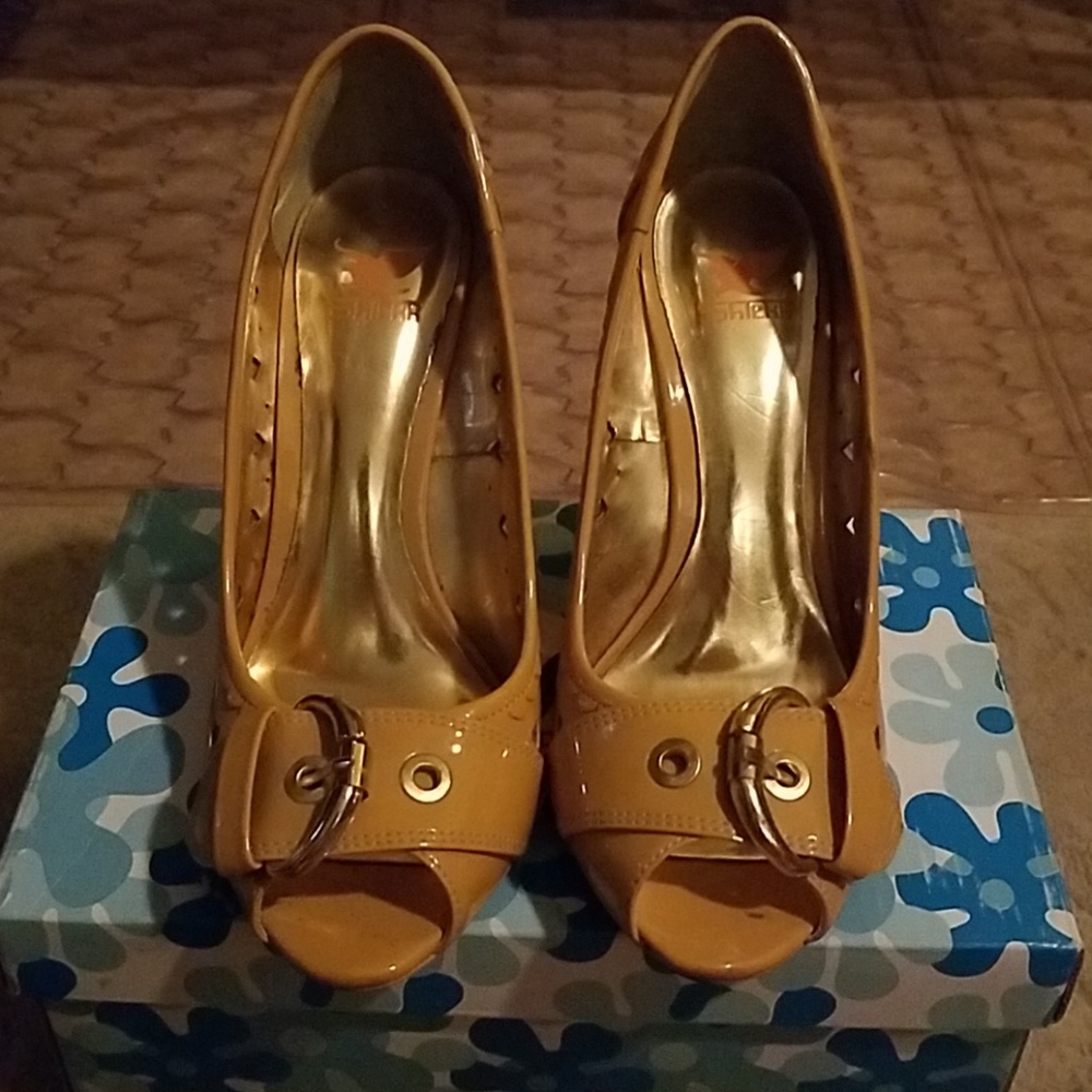 Mustard Pumps